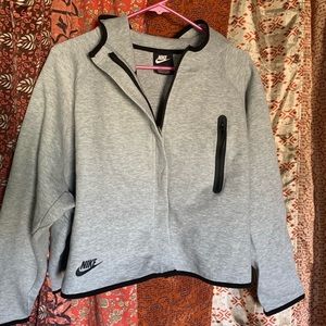 NWOT Gray Nike Sportswear Fleece Tech Women’s Cape